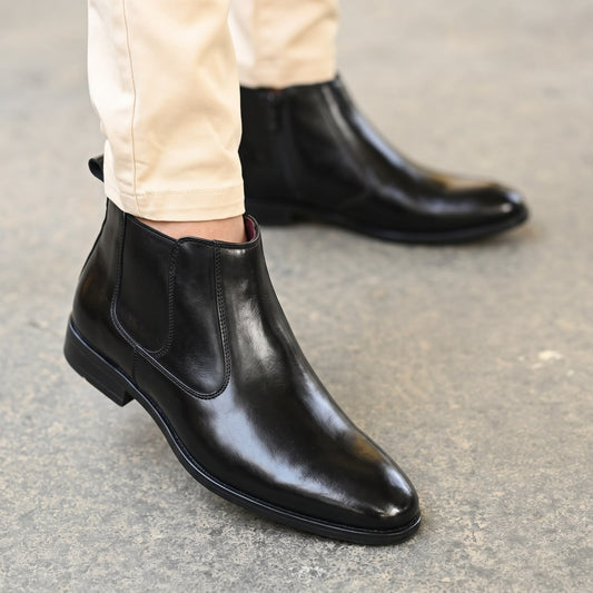 MEN'S BLACK LEATHER CHELSEA BOOTS WITH SIDE ZIP.
