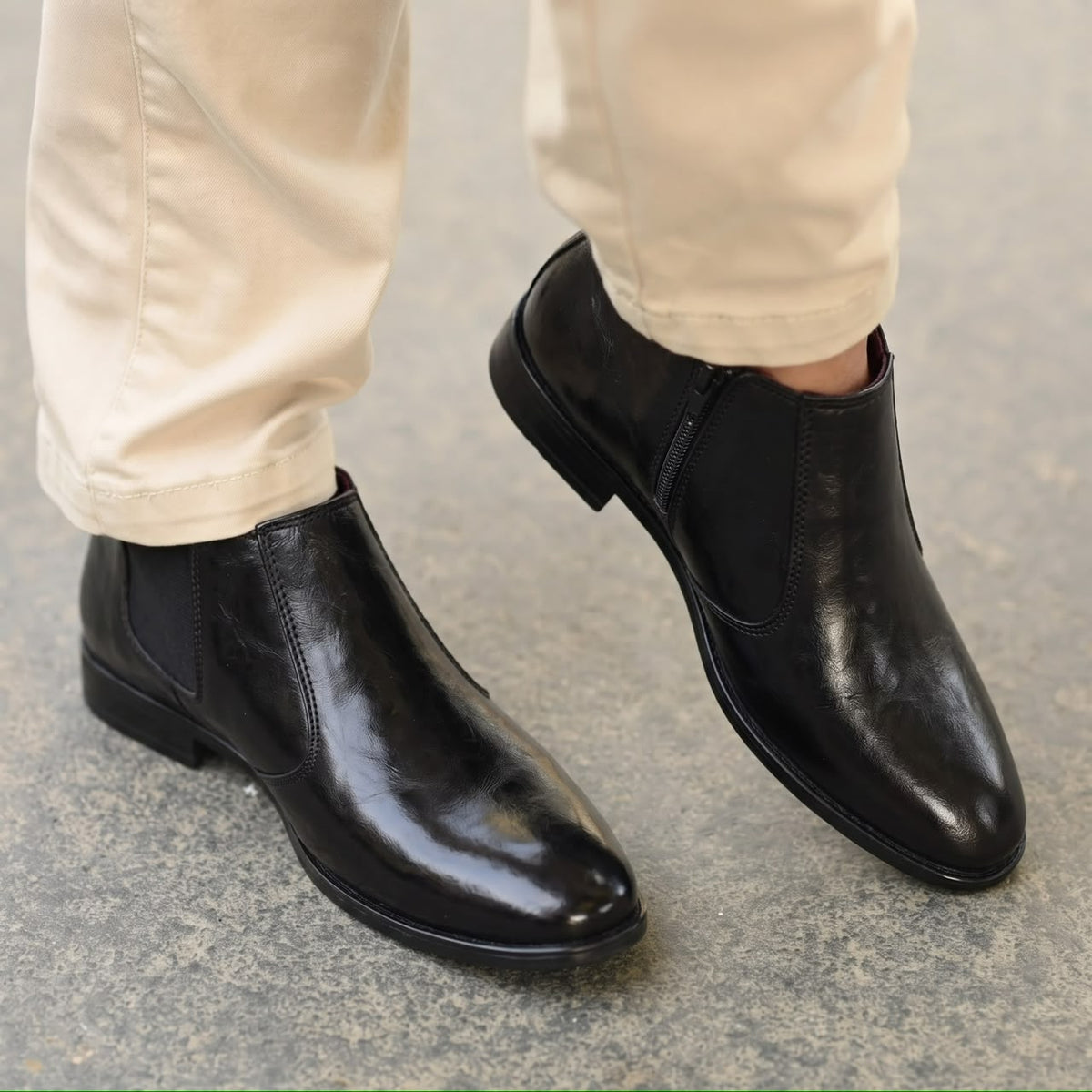 MEN'S BLACK LEATHER CHELSEA BOOTS WITH SIDE ZIP.